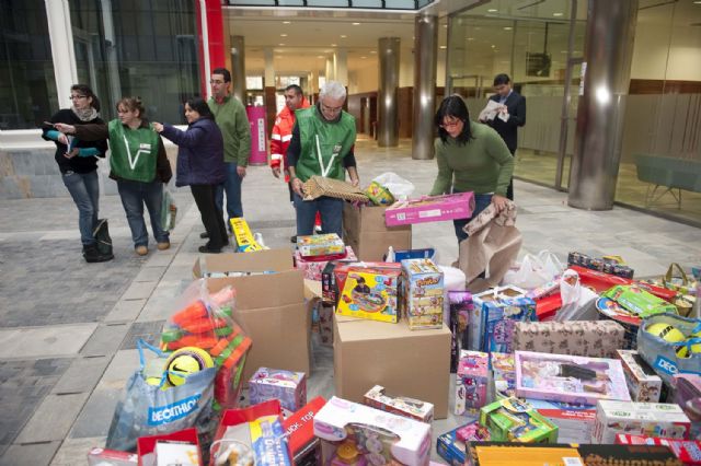 Más de 500 regalos en la montaña solidaria del Ayuntamiento - 1, Foto 1