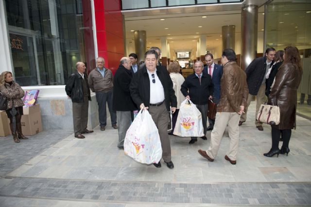 Más de 500 regalos en la montaña solidaria del Ayuntamiento - 2, Foto 2