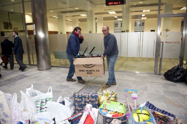 Más de 500 regalos en la montaña solidaria del Ayuntamiento - 3, Foto 3