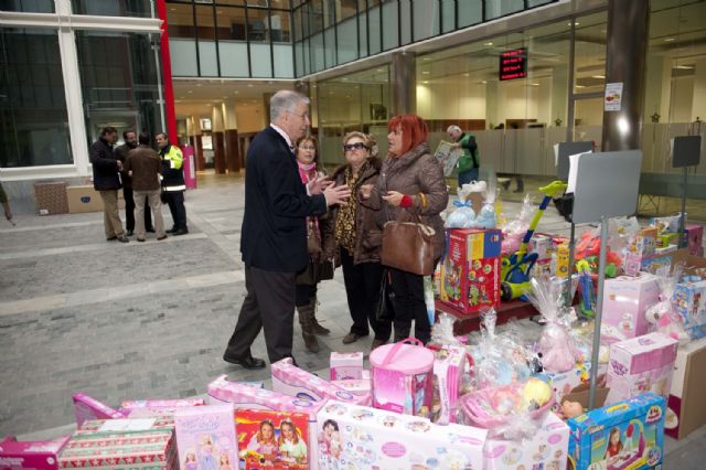 Más de 500 regalos en la montaña solidaria del Ayuntamiento - 4, Foto 4