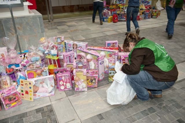 Más de 500 regalos en la montaña solidaria del Ayuntamiento - 5, Foto 5
