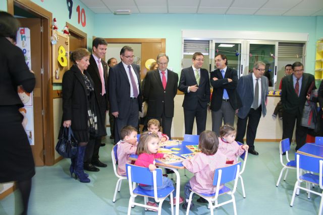 Los niñs y educadores de la guardera Antonio Fuertes protagonizan un calendario solidario, Foto 1