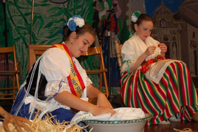 El grupo de Coros y Danzas El Molinico narra las tradiciones de la huerta murciana - 1, Foto 1