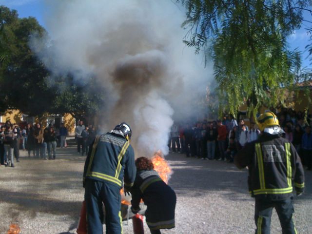 Los alumnos del IES Prado Mayor participan en un simulacro de incendio llevado a cabo por Protección Civil y bomberos del parque Totana-Alhama, Foto 1