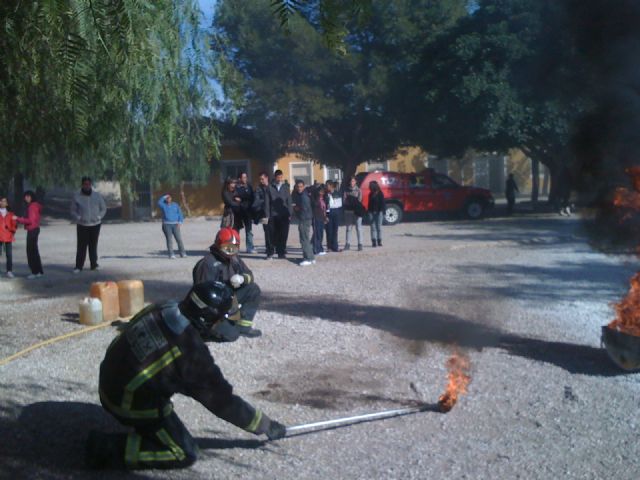 Los alumnos del IES Prado Mayor participan en un simulacro de incendio llevado a cabo por Protección Civil y bomberos del parque Totana-Alhama, Foto 2