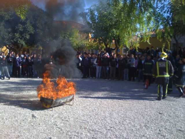 Los alumnos del IES Prado Mayor participan en un simulacro de incendio llevado a cabo por Protección Civil y bomberos del parque Totana-Alhama, Foto 3