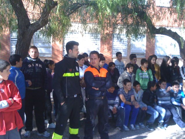 Los alumnos del IES Prado Mayor participan en un simulacro de incendio llevado a cabo por Protección Civil y bomberos del parque Totana-Alhama, Foto 4