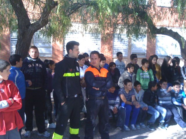 Los alumnos del IES Prado Mayor participan en un simulacro de incendio llevado a cabo por Protección Civil y bomberos del parque Totana-Alhama - 4, Foto 4