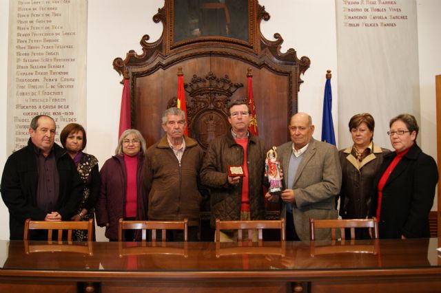 La Asociación Plaza del Calvario de Torrevieja colabora con la ciudad de Lorca donando 1.200 euros y una imagen de San Emigdio, protector contra los terremotos - 1, Foto 1