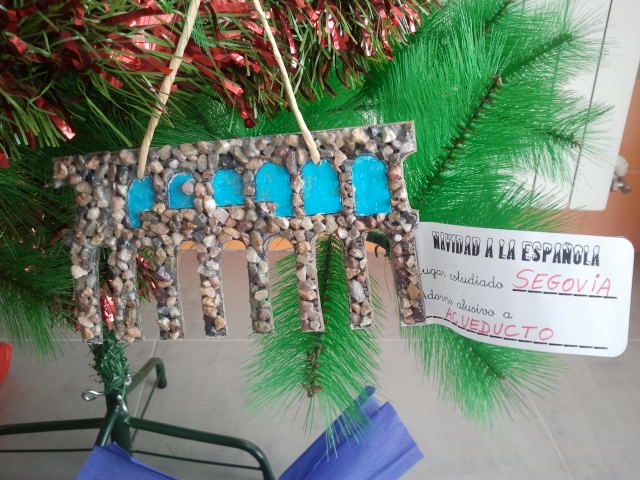 Los alumnos del colegio José Antonio decoran su árbol de Navidad a la española - 1, Foto 1