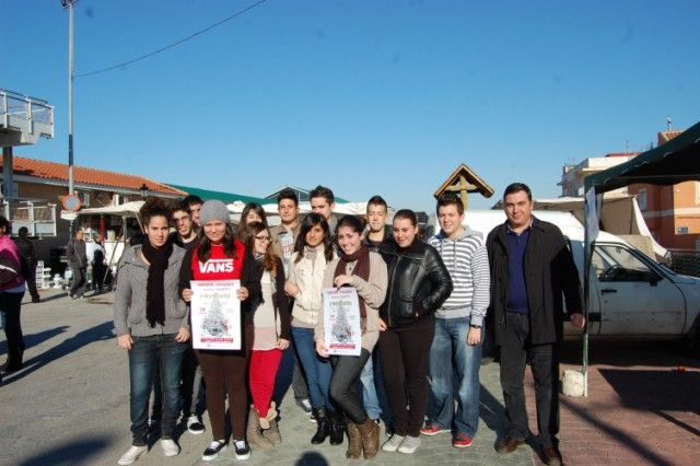 Alumnos del IES Villa de Alguazas difunden la campaña de recogida de juguetes - 1, Foto 1