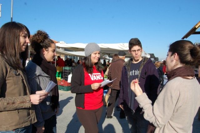 Alumnos del IES Villa de Alguazas difunden la campaña de recogida de juguetes - 2, Foto 2