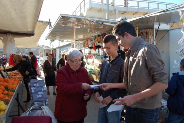 Alumnos del IES Villa de Alguazas difunden la campaña de recogida de juguetes - 3, Foto 3