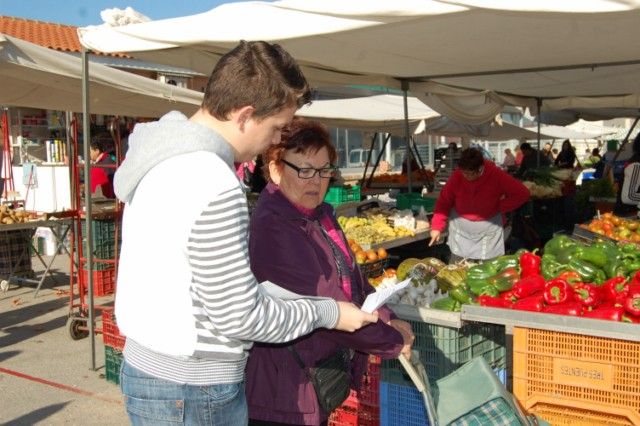 Alumnos del IES Villa de Alguazas difunden la campaña de recogida de juguetes - 4, Foto 4