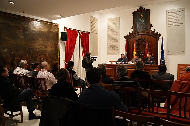 La Mesa Solidaria acuerda abrir una nueva serie de ayudas para las familias que permanecen fuera de sus viviendas a consecuencia de los terremotos - 1, Foto 1