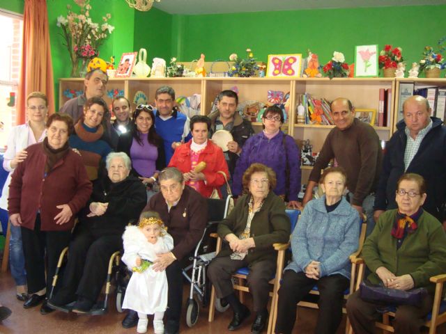 Los usuarios del Servicio de Apoyo Psicosocial finalizan sus actividades navideñas con una visita al Centro de Personas Mayores de la plaza de la Balsa Vieja, Foto 1