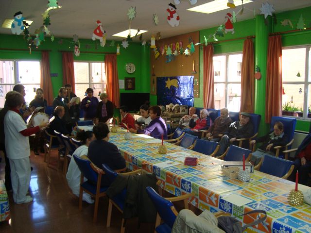 Los usuarios del Servicio de Apoyo Psicosocial finalizan sus actividades navideñas con una visita al Centro de Personas Mayores de la plaza de la Balsa Vieja, Foto 2