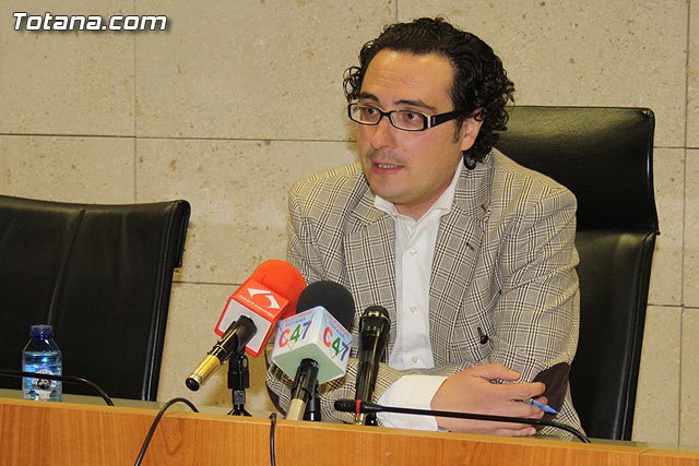 La Comunidad Autónoma de la Región de Murcia renueva equipos de las aulas de informática de Totana, Foto 1