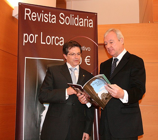 Valcárcel anima a colaborar con Lorca a través de la revista solidaria que muestra el desgarro y la tragedia de la ciudad el día que tembló - 2, Foto 2