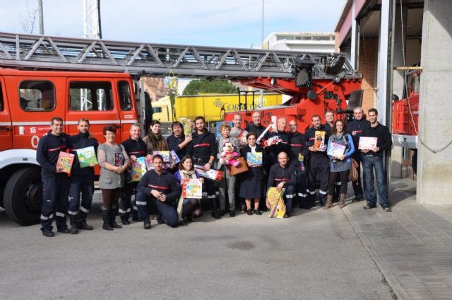 Bomberos de Murcia entregan a cinco asociaciones los más de 3.000 juguetes recogidos en la campaña 'Intercambio de ilusiones' - 1, Foto 1