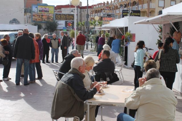 El mercadillo navideño de puerto de Mazarrón ha llenado de vida y fiesta la plaza de Toneleros, Foto 1