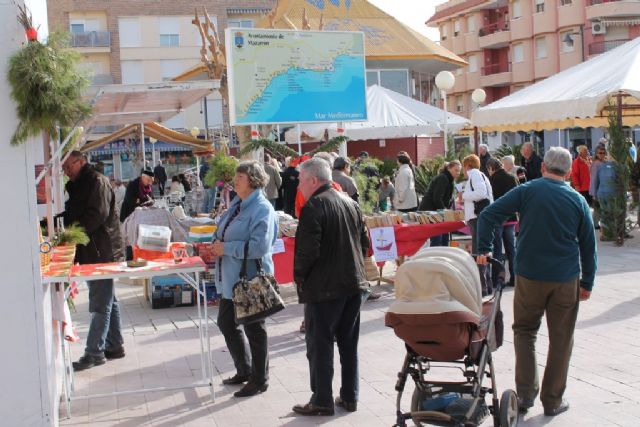 El mercadillo navideño de puerto de Mazarrón ha llenado de vida y fiesta la plaza de Toneleros, Foto 2