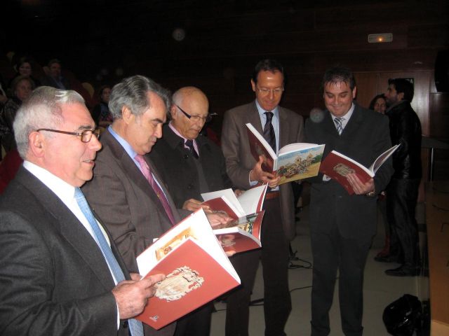 El Alcalde presenta un libro del pintor Saura Mira sobre el belén móvil de Casillas - 1, Foto 1
