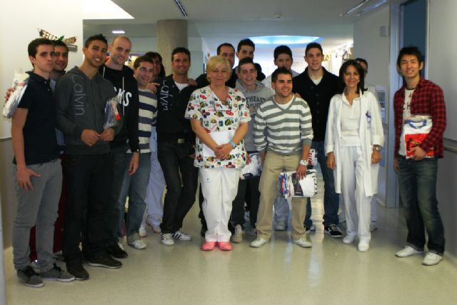 El Reale adelanta los Reyes Magos con su visita al Hospital de Santa Lucía - 1, Foto 1