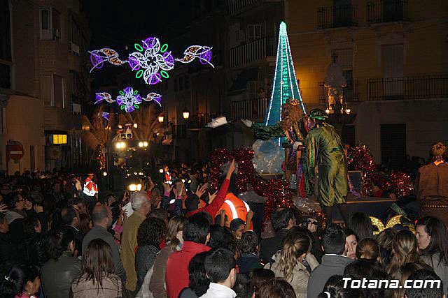Más de 300 personas componen la cabalgata de Reyes Magos que recorre las calles de Totana esta tarde, Foto 1