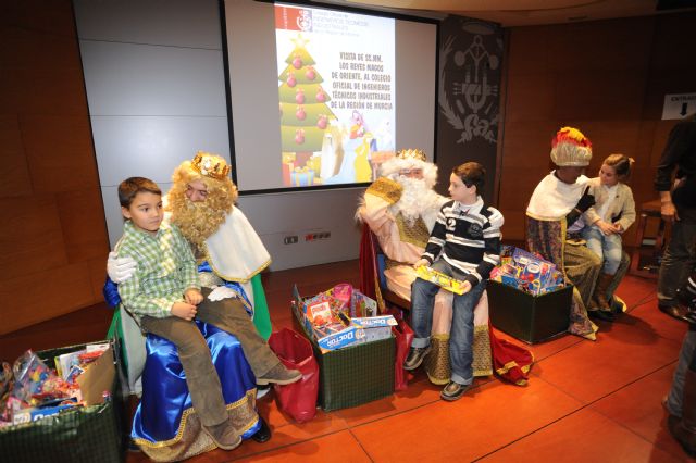 Sus Majestades los Reyes Magos visitan las sedes de los ingenieros Industriales en Murcia y Cartagena - 2, Foto 2