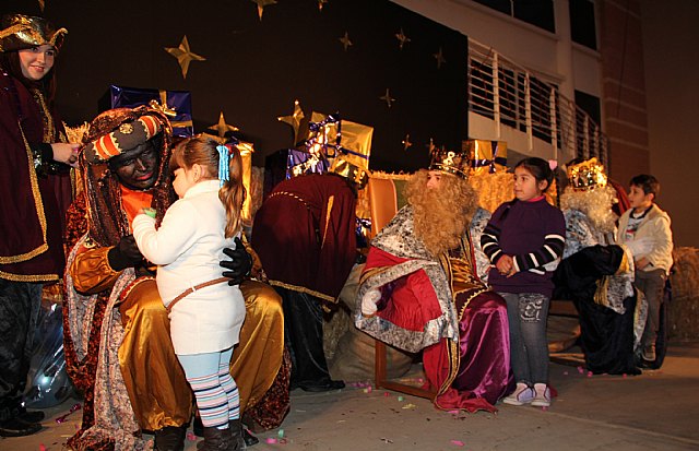 Los Reyes Magos llegaron hasta Puerto Lumbreras donde repartieron más de un millar de juguetes entre los más pequeños - 1, Foto 1