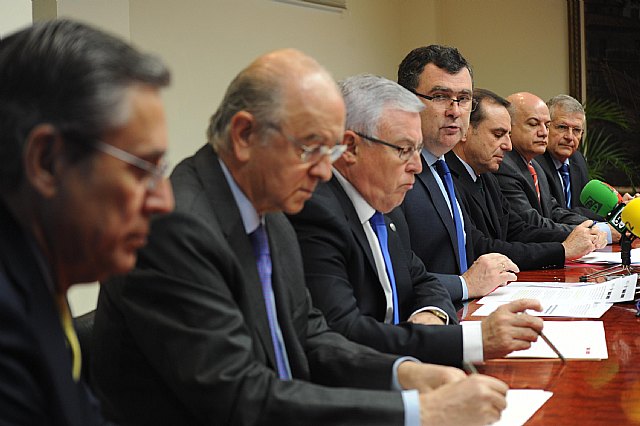 La Comunidad promueve un estudio que analizará la contribución de las universidades al desarrollo económico de la Región - 1, Foto 1