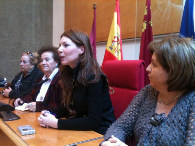 El Centro Municipal de la Tercera Edad de Águilas dona 1.500 euros a la Mesa Solidaria de Lorca - 1, Foto 1