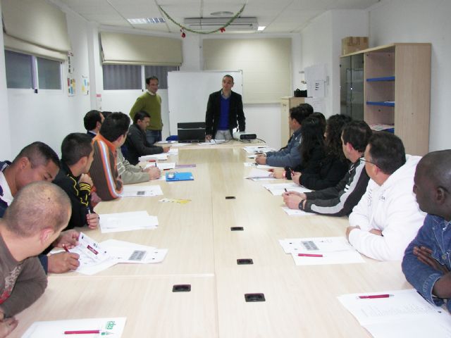 El Concejal Francisco Pérez subraya en la inauguración del curso de ´Poda de Frutales´ la importancia de estos talleres por su profesionalización - 2, Foto 2