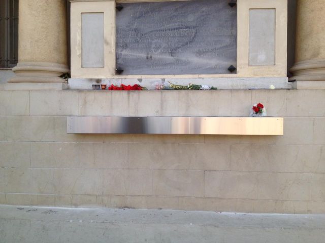 El Ayuntamiento repone la jardinera robada para las ofrendas florales a la Virgen de los Peligros - 1, Foto 1