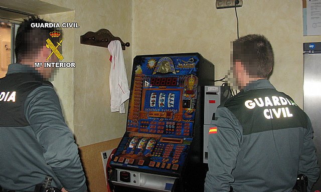 La Guardia Civil sorprende a dos personas mientras robaban la máquina tragaperras de un bar - 1, Foto 1
