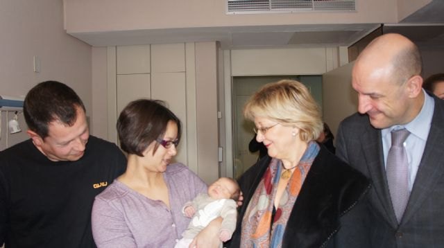 La directora general de Asistencia Sanitaria del Servicio Murciano de Salud (SMS), Magina Blázquez, y el gerente del hospital USP San Carlos de Murcia, Roberto Ferrándiz (derecha de la foto) saludan a los padres del bebé 15.000 nacido en dicho hospital. El alumbramiento tuvo lugar el pasado lunes, 9 de enero., Foto 1