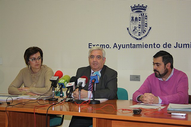 El Alcalde, la Concejala de Hacienda y el de Régimen Interior, abren los espacios en los que el Equipo de Gobierno, informan acerca del Presupuesto 2012 - 1, Foto 1