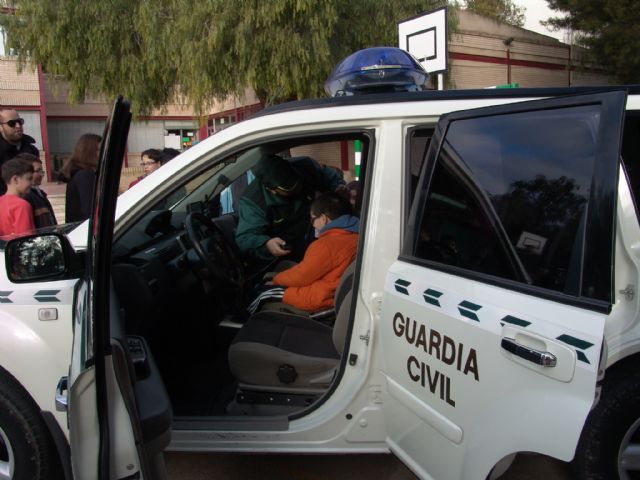 La Guardia Civil realiza una exhibición en el Colegio Público Artero de Bullas - 1, Foto 1