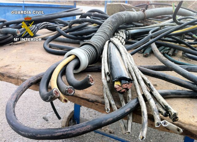 La Guardia Civil sorprende a los integrantes de una banda sustrayendo cable de cobre - 1, Foto 1
