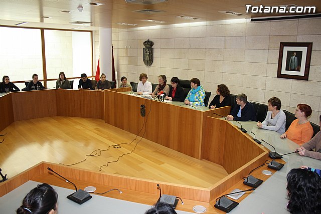 La alcaldesa de Totana recibe a dos delegaciones francesas y una checa - 1