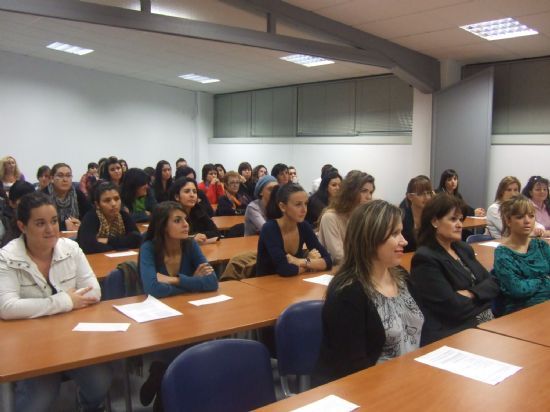 El ayuntamiento busca mujeres emprendedoras noveles y empresarios seniors para formar parte de un proyecto pionero en la Región de Murcia - 1, Foto 1