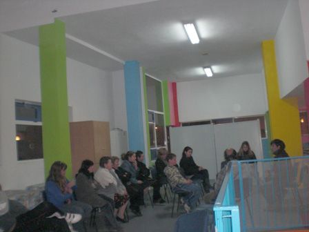 La alcaldesa de Totana y la concejal de Atención Social se reúnen con los inquilinos de las viviendas de promoción pública de la zona El Parral, Foto 2