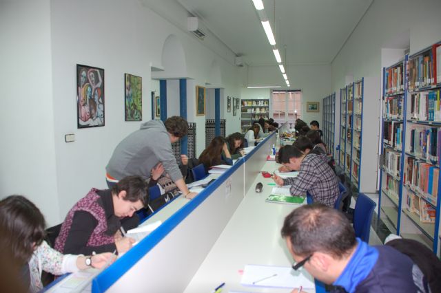 La sala de adultos de la Biblioteca abrir el fin de semana para ampliar los puestos de trabajo de la sala de estudio, Foto 1