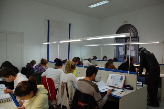 La sala de adultos de la Biblioteca abrir el fin de semana para ampliar los puestos de trabajo de la sala de estudio, Foto 2