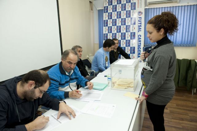 Los funcionarios hacen cola para votar a sus representantes - 1, Foto 1