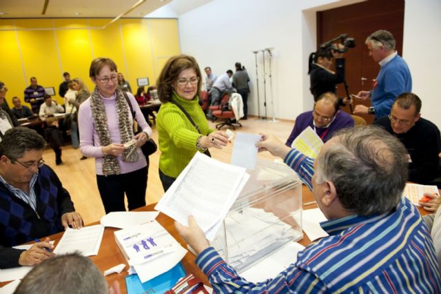 Los funcionarios hacen cola para votar a sus representantes - 2, Foto 2