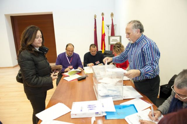Los funcionarios hacen cola para votar a sus representantes - 4, Foto 4