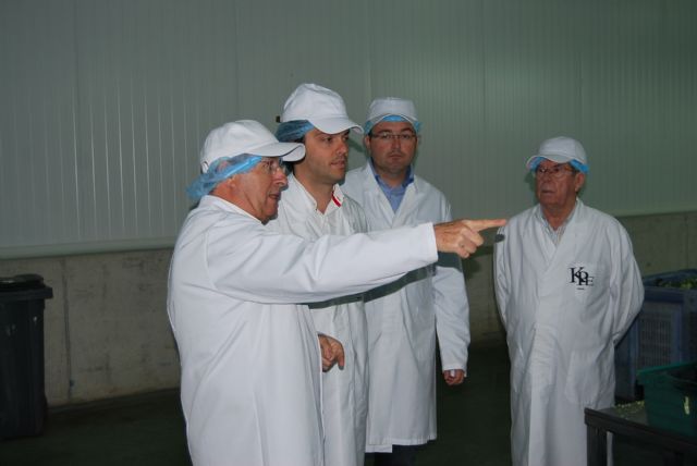El alcalde visita Kettle Produce España, empresa ubicada en la localidad dedicada a la produccin y exportacin hortofrutcola, Foto 2