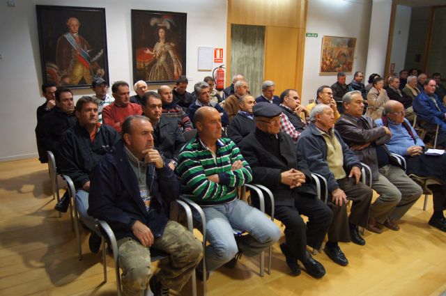 More than seventy people attended the talk on the red palm weevil, Foto 2